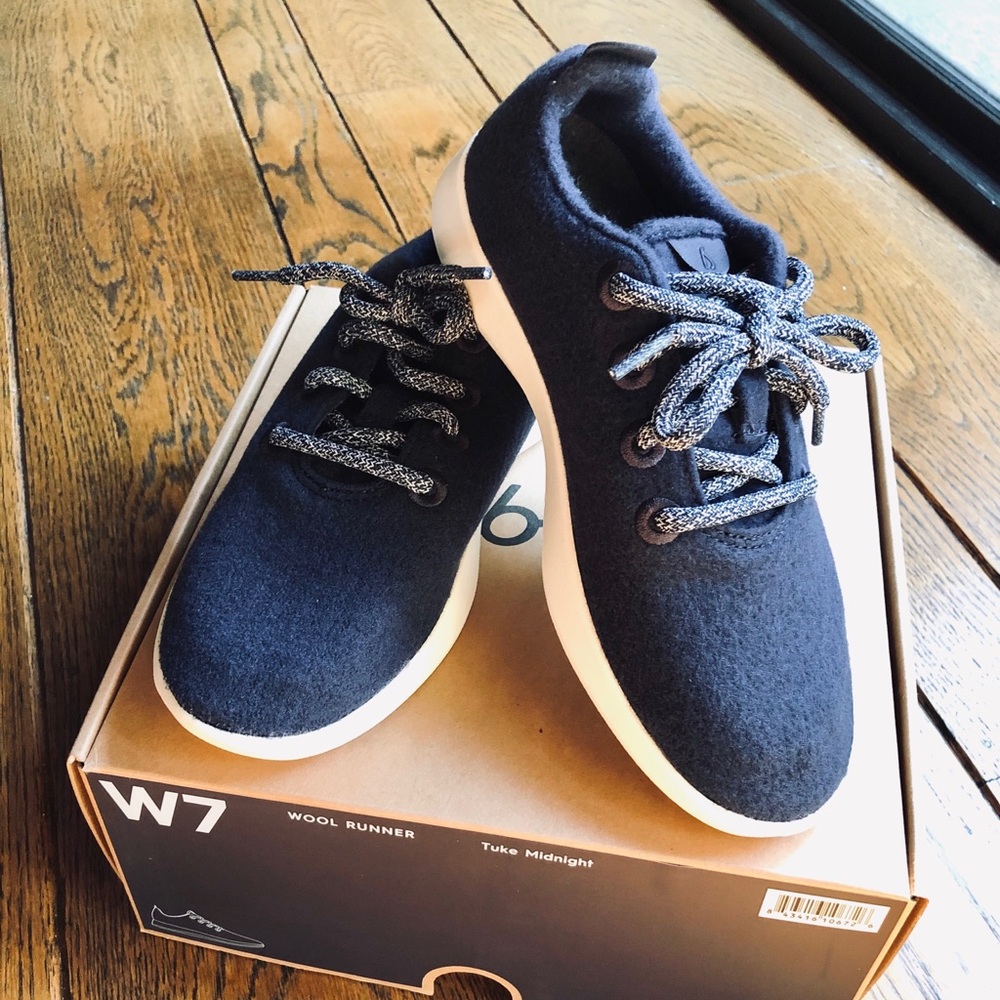 Women’s Airbird sneaker in tuke midnight. Size 7